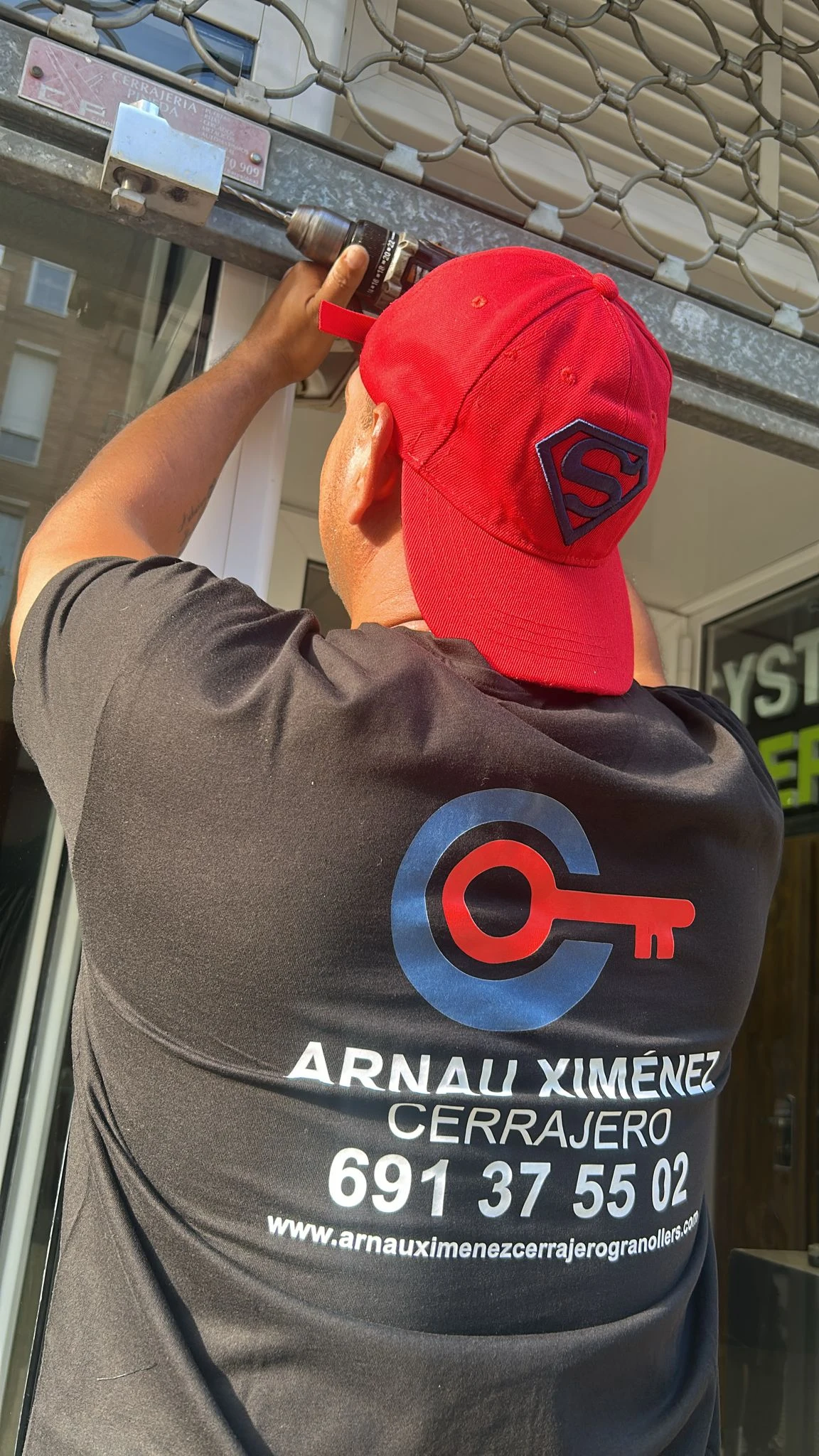 Arnau Ximénez trabajando en un servicio de cerrajería en Granollers