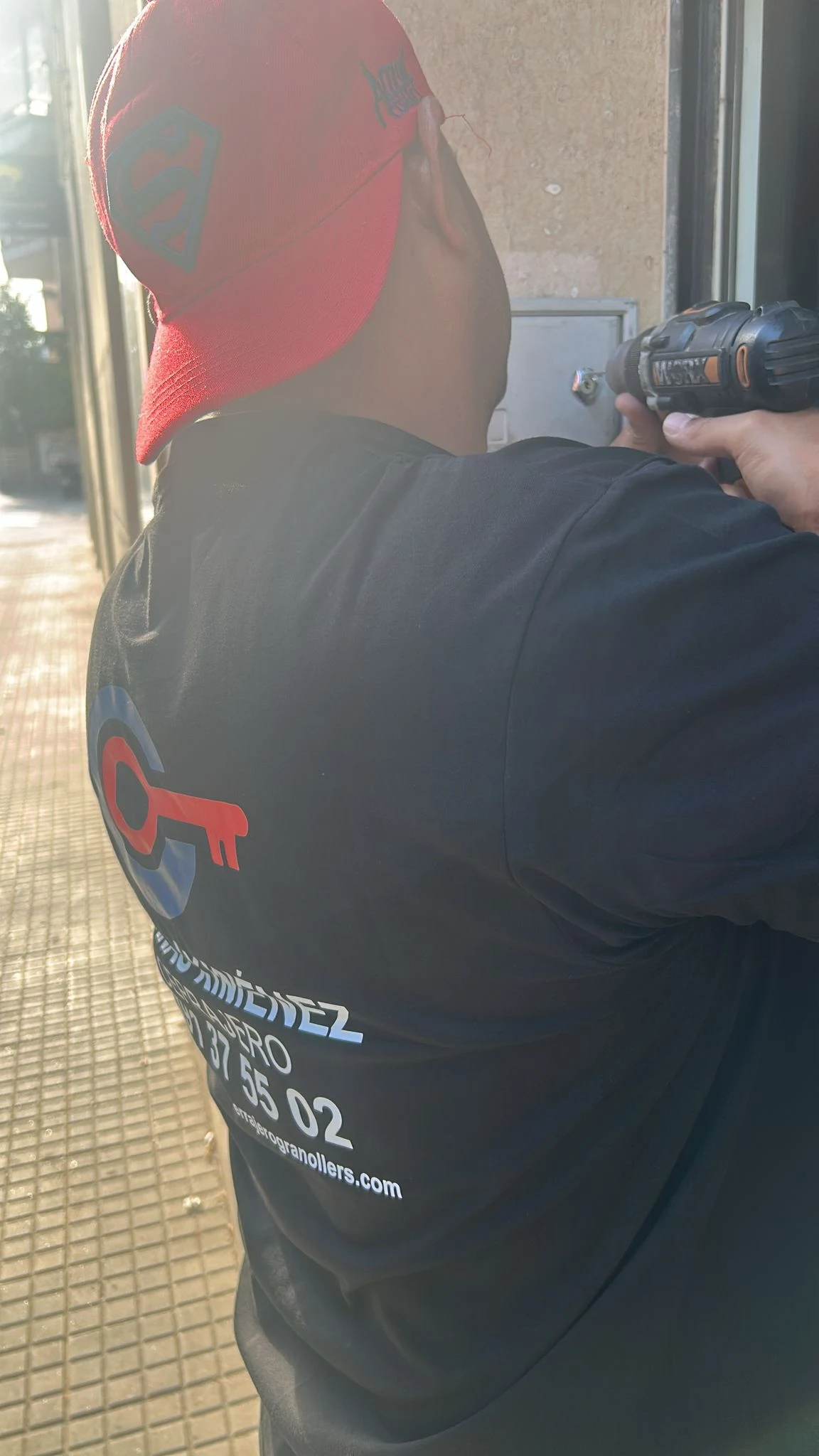 Arnau Ximénez Cerrajero durante un servicio a domicilio